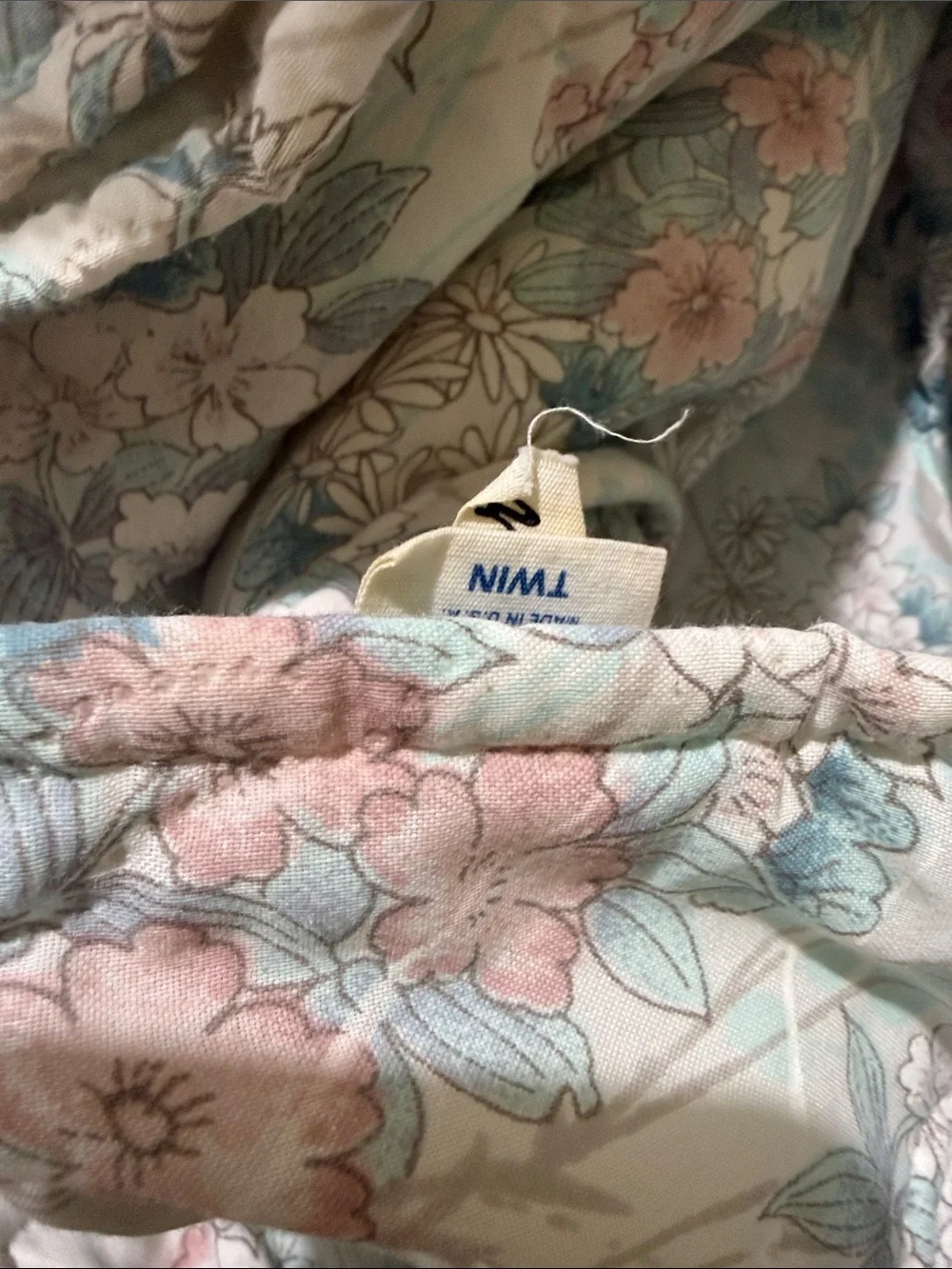 Vintage Cannon Floral Quilted Comforter in White with Blue & Pink Blooms twin